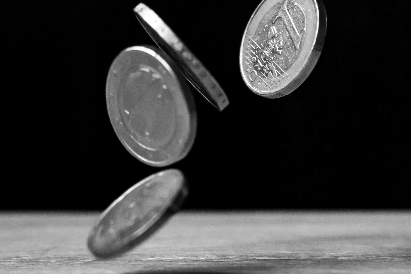 Kolikot putoavat pöydälle.